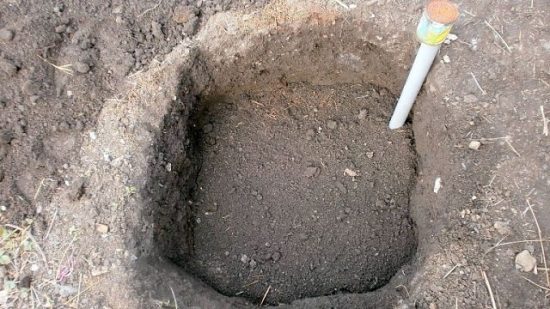Заполнение посадочной ямы питательной почвосмесью
