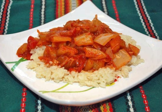 Квадратная белая тарелка с рисом и лечо из баклажанов