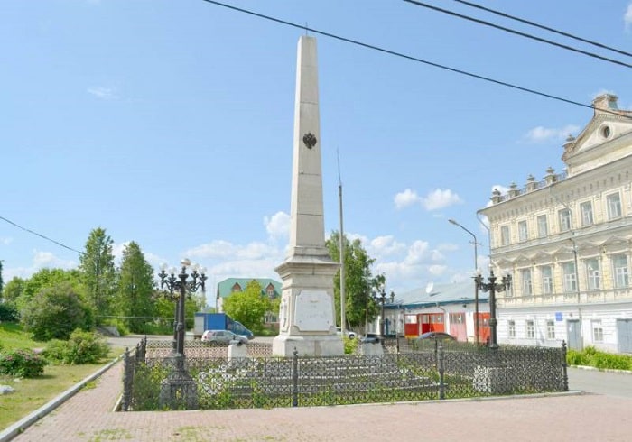 Обелиск в честь защитников города