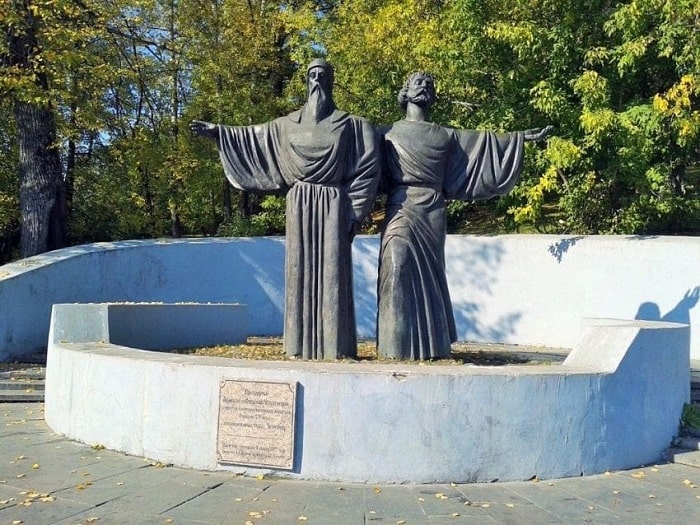 Памятник Афанасию и Феодосию
