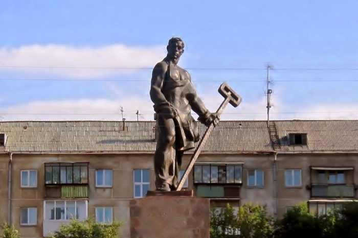 Памятник металлургу