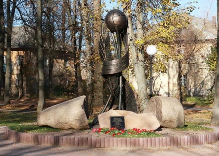 Памятник подвижникам спорта