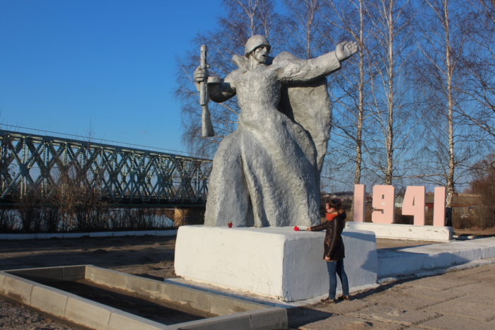 Памятник защитникам города Ярцево в 1941 году
