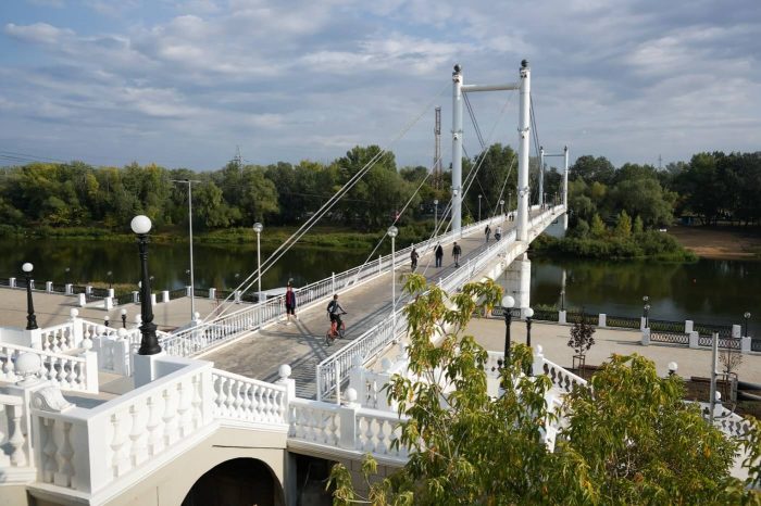 Пешеходный мост «Европа-Азия», Набережная реки Урал и Центральный городской пляж