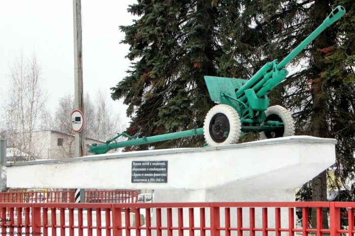 Пушка на постаменте у въезда в город