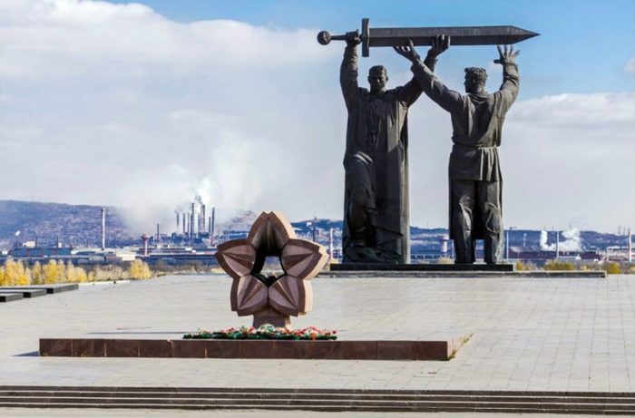 Скульптурная композиция «Тыл – фронту»