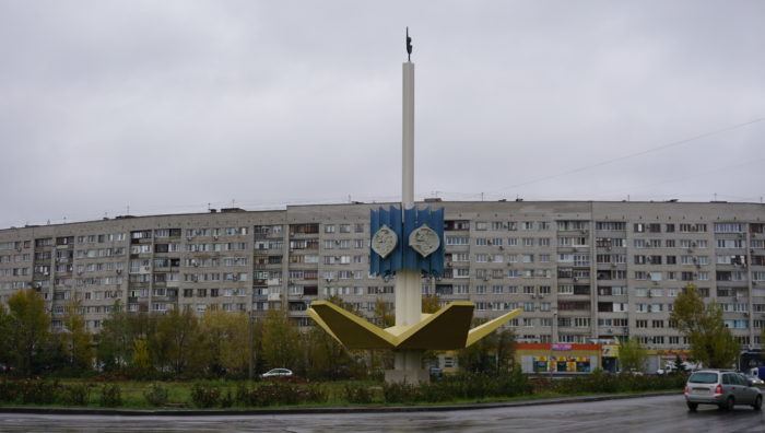 Стела в честь 25-летия Волжского