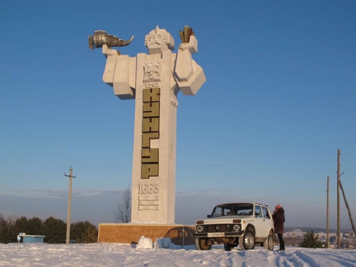 Стелла на въезде в город