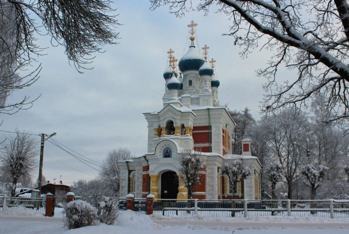 Церковь Покрова Пресвятой Богородицы в снегу