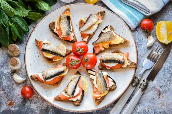 бутерброды со шпротами и помидорами рецепт фото 7