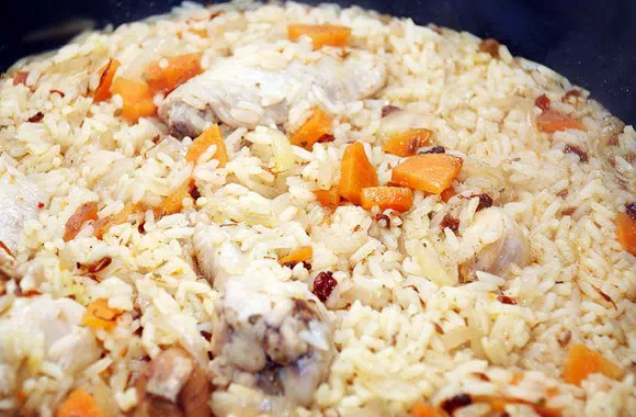Плов с курицей в кастрюле