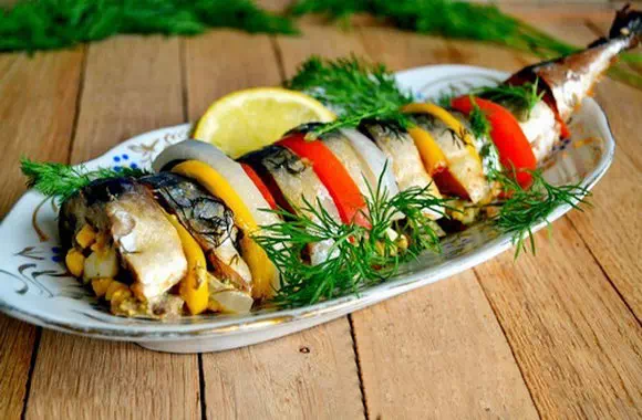 Скумбрия, запеченная в духовке с овощами