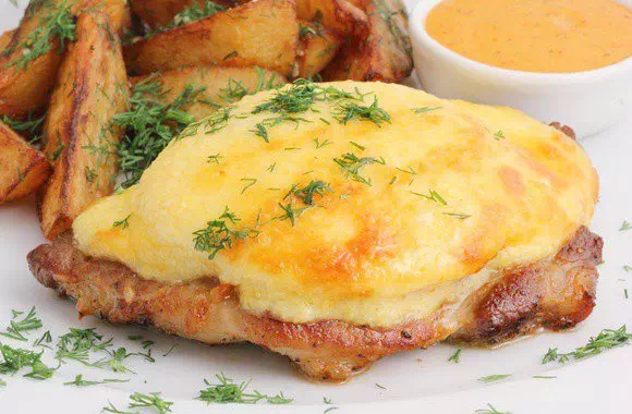 Мясо в духовке с сыром и сметаной