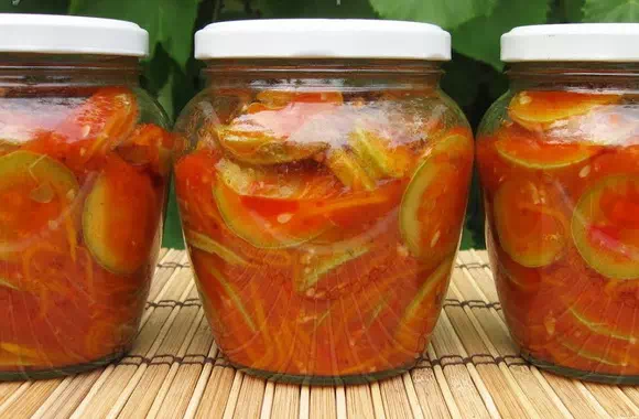 Кабачки с кетчупом чили на зиму