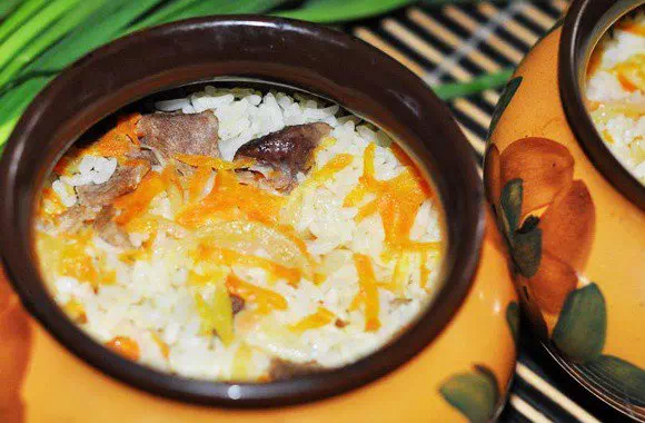 Рис с мясом в горшочках в духовке