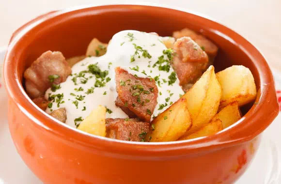 Свинина с картошкой в духовке в горшочке