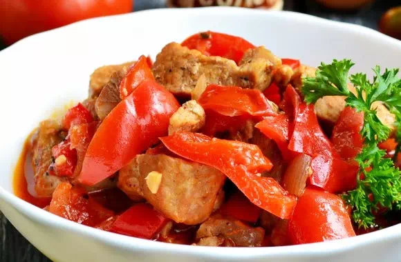 Говядина тушёная с помидорами