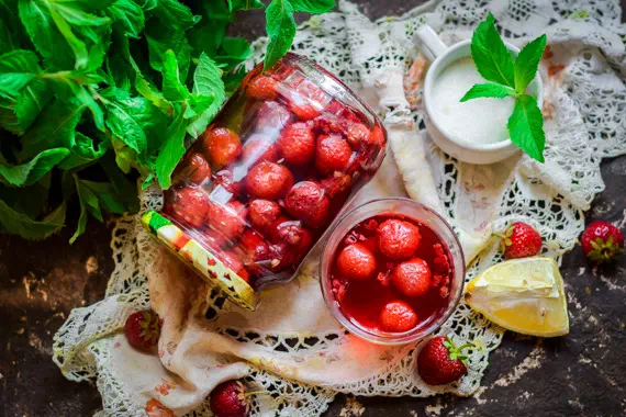 Компот из клубники с малиной на зиму - простой рецепт с пошаговыми фото