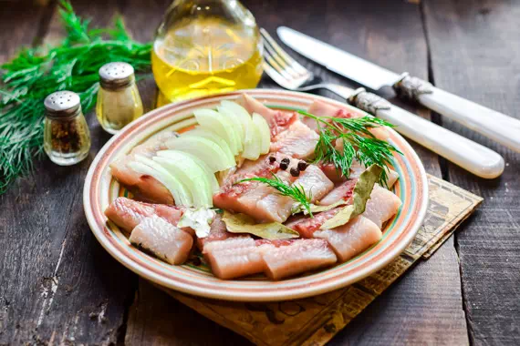 Вкуснейшая маринованная сельдь домашних условиях - очень простой рецепт с пошаговыми фото