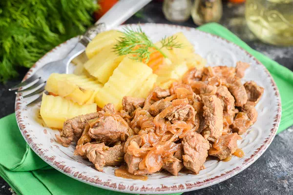 Говядина с луком на сковороде - простой рецепт с пошаговыми фото