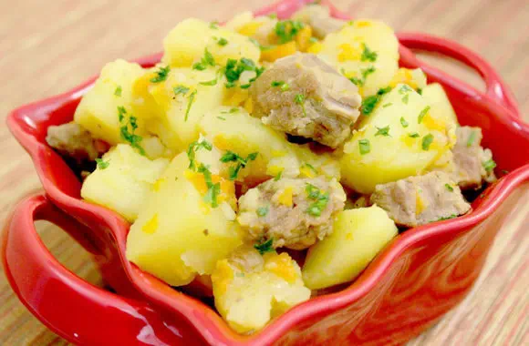 Картошка с мясом на плите