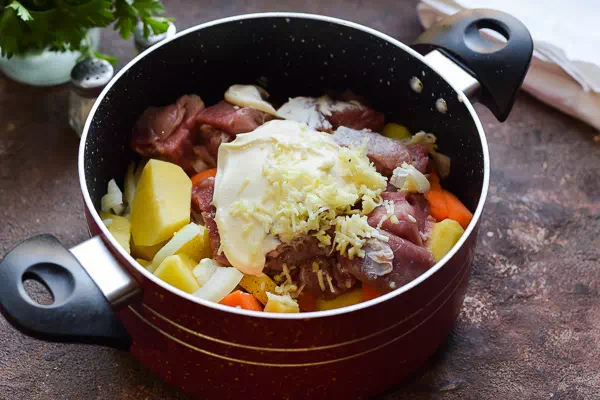 картошка с мясом в духовке с майонезом рецепт фото 5