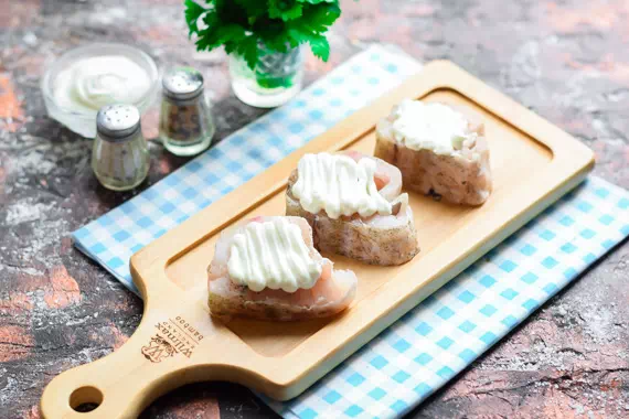 Минтай на сковороде с сыром и помидорами фото 3
