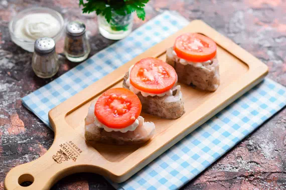 Минтай на сковороде с сыром и помидорами фото 4