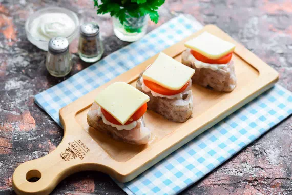 Минтай на сковороде с сыром и помидорами фото 5