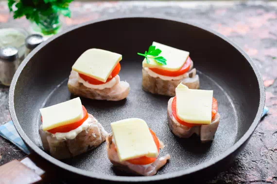 Минтай на сковороде с сыром и помидорами фото 6