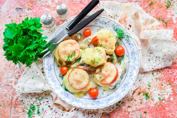 Минтай на сковороде с сыром и помидорами фото 8