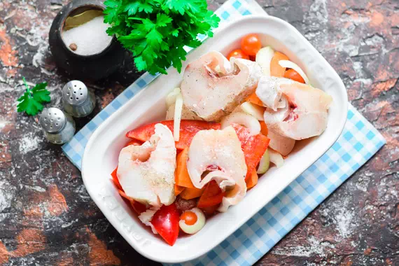 минтай с овошами в духовке фото 7