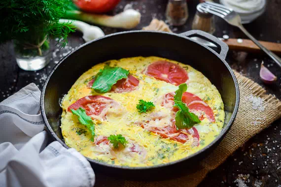 омлет с сыром помидорами и кабачками на сковороде рецепт фото 9