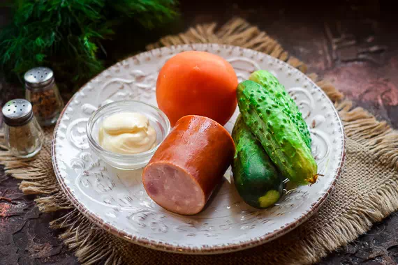 салат с колбасой и огурцами свежими фото 1