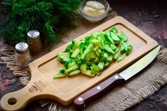 салат с колбасой и огурцами свежими фото 2