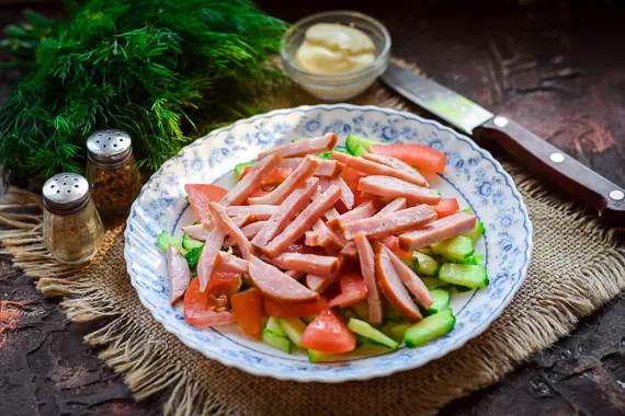 салат с колбасой и огурцами свежими фото 4