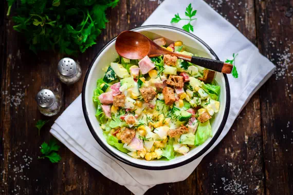 Салат с копченой колбасой, кукурузой и сухариками рецепт фото 7
