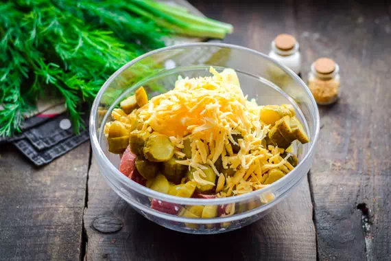 салат с копченой колбасой, сыром и картофелем рецепт фото 5
