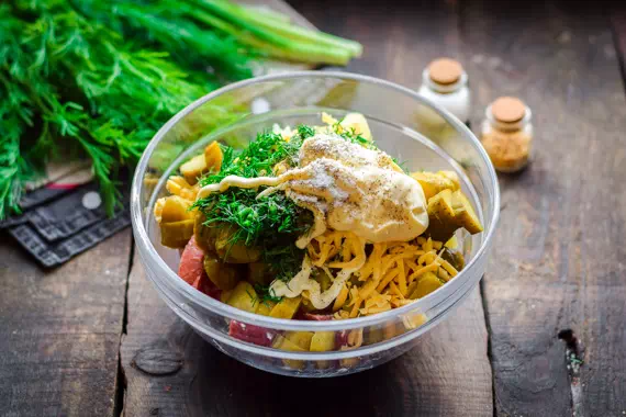 салат с копченой колбасой, сыром и картофелем рецепт фото 6