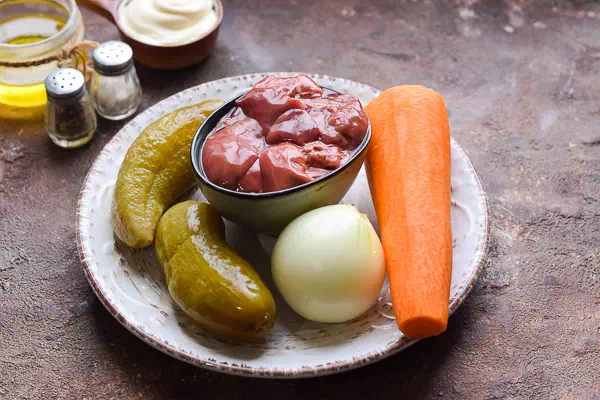салат с куриной печенью, луком и морковью рецепт фото 1