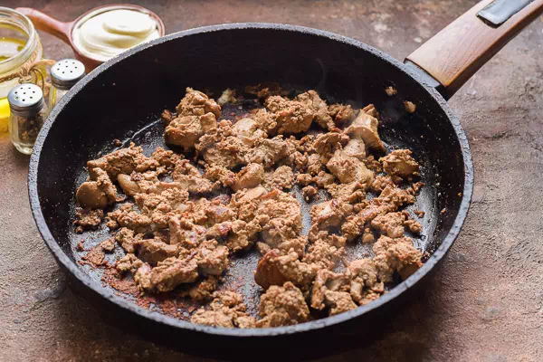салат с куриной печенью, луком и морковью рецепт фото 3