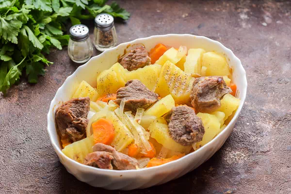 тушеная картошка с мясом в духовке рецепт фото 6